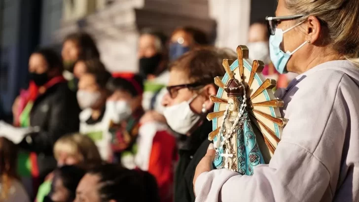 Peregrinación a Luján: miles de fieles ya caminan hacia la Basílica con la imagen de la Virgen que bendijo el papa Francisco