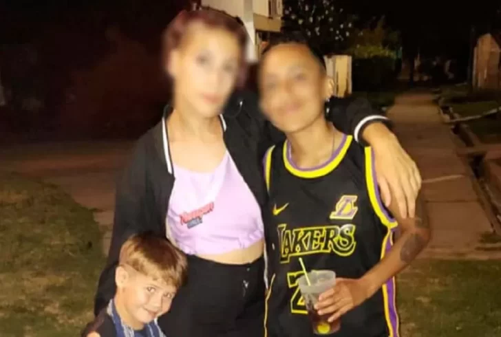 Dos mujeres mataron a su hijo de 5 años: horas más tarde se filtraron los mensajes de vecinas que llamaron a la policía