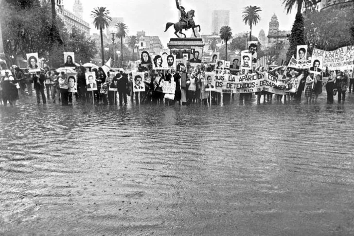 Homenaje a las Madres y Abuelas de Plaza de Mayo: un recorrido por sus 45 años de lucha