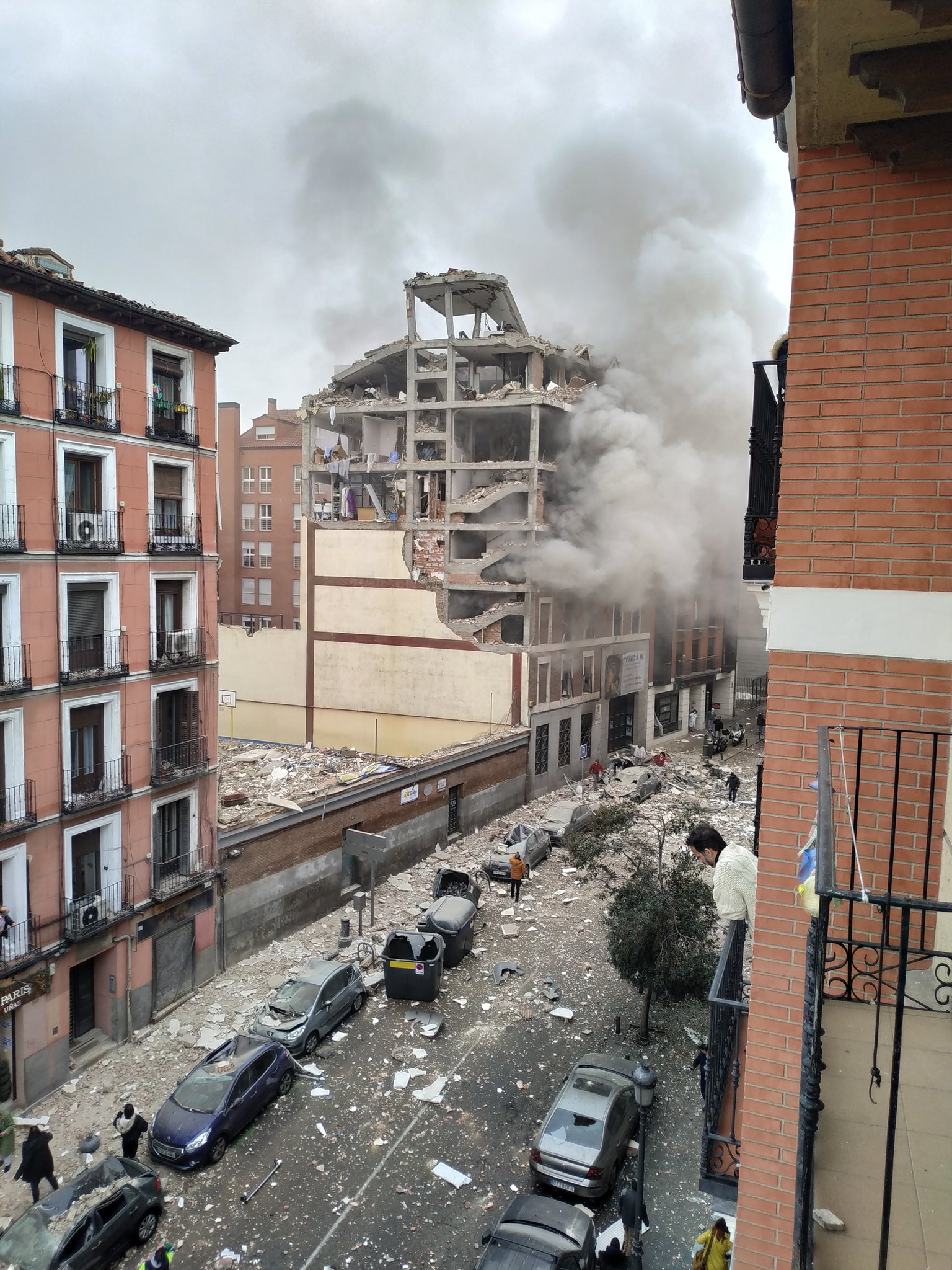 Una fuerte explosión destruyó un edificio en el centro de Madrid