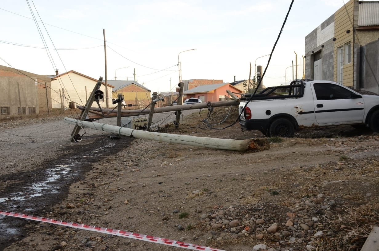 Un poste de alumbrado cayó por la fuerza del viento