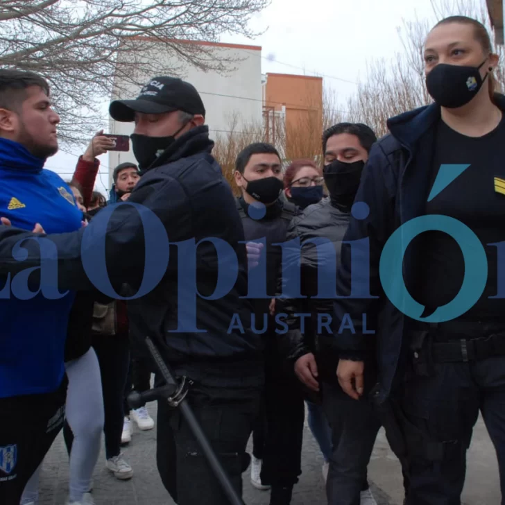 VIDEO. Casi linchan a Maldonado: huyó a las corridas e insultó a una madre VIDEO. Casi linchan a Maldonado: huyó a las corridas e insultó a una madre