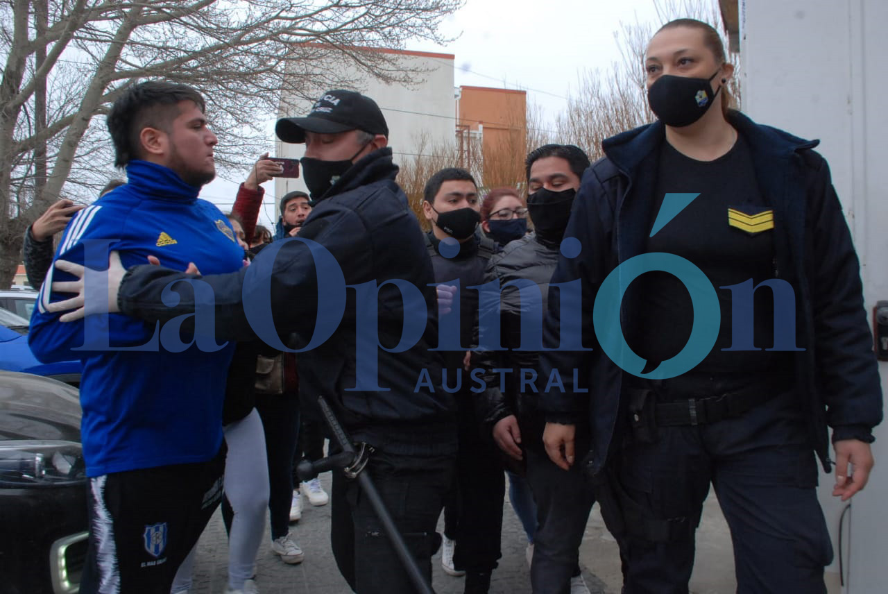 VIDEO. Casi linchan a Maldonado: huyó a las corridas e insultó a una madre VIDEO. Casi linchan a Maldonado: huyó a las corridas e insultó a una madre