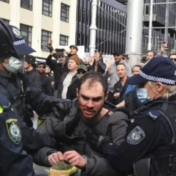 Batalla campal: 250 personas detenidas en Australia por protestas anticuarentena