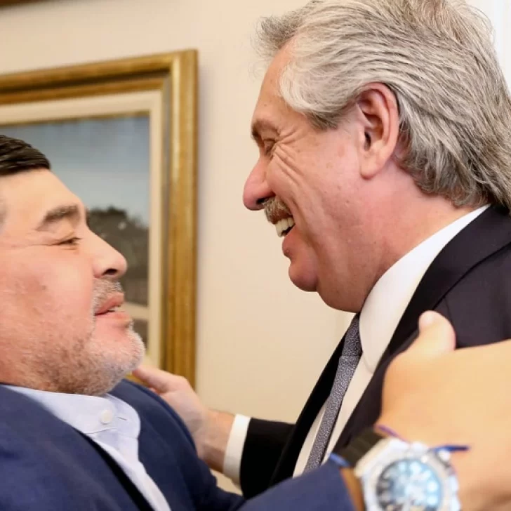 Maradona visitó a Alberto Fernández: le firmó la camiseta y salió al balcón con la copa como en el 86 Maradona visitó a Alberto Fernández: le firmó la camiseta y salió al balcón con la copa como en el 86