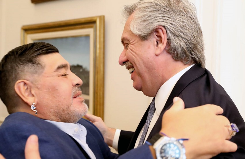 Maradona visitó a Alberto Fernández: le firmó la camiseta y salió al balcón con la copa como en el 86 Maradona visitó a Alberto Fernández: le firmó la camiseta y salió al balcón con la copa como en el 86