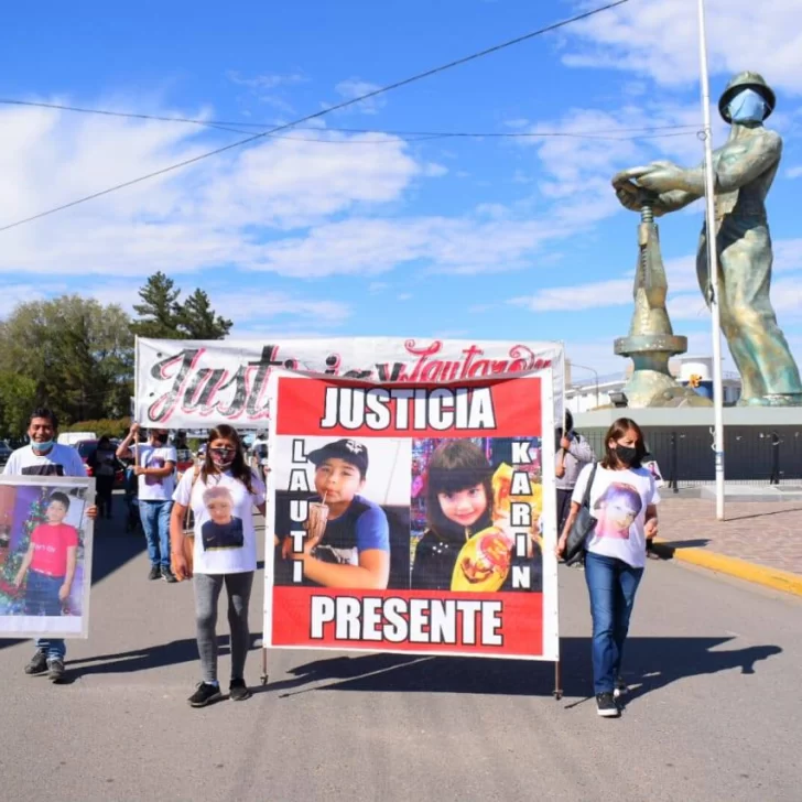 Triple crimen de Caleta Olivia: marcharon pidiendo justicia por Natasha, Lautaro y Karin