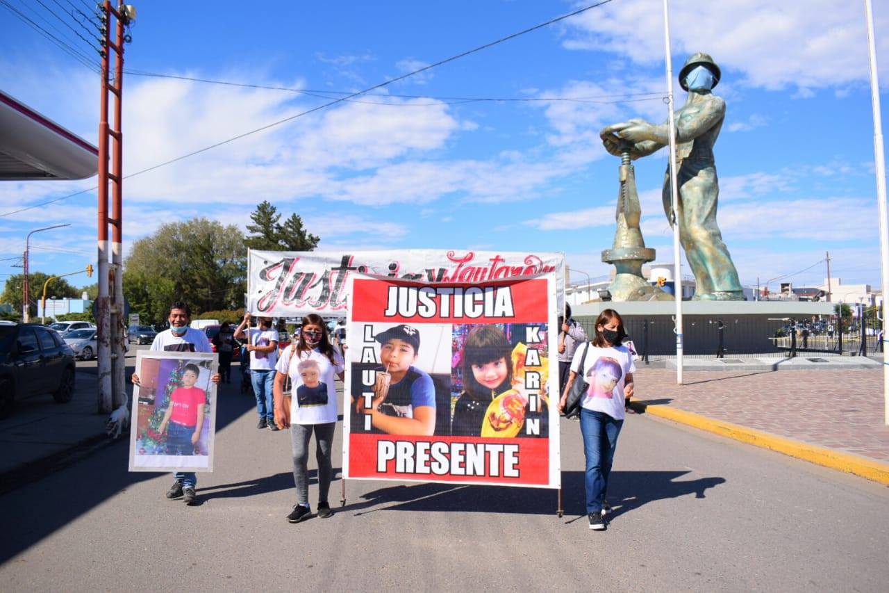 Triple crimen de Caleta Olivia: marcharon pidiendo justicia por Natasha, Lautaro y Karin