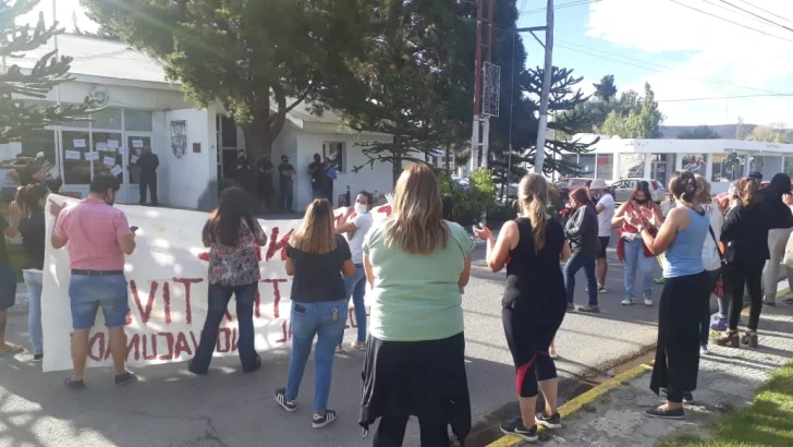 Vacunación irregular: vecinos marcharon en Piedra Buena y protestaron afuera de la casa del intendente Bodlovic