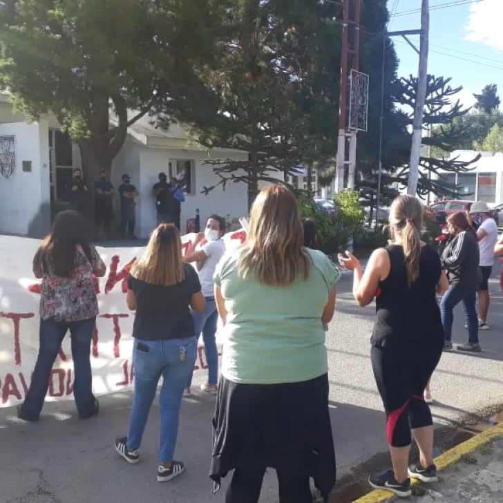 Vacunación irregular: vecinos marcharon en Piedra Buena y protestaron afuera de la casa del intendente Bodlovic