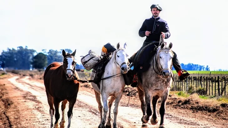 Marcos Villamil recorre Argentina a caballo: está en Santa Cruz y se encamina a Tierra del Fuego