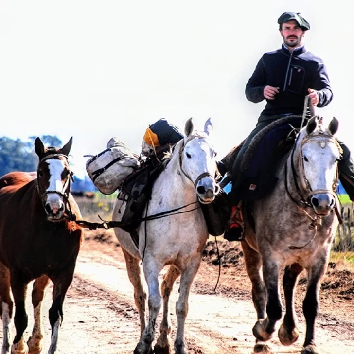 Marcos Villamil recorre Argentina a caballo: está en Santa Cruz y se encamina a Tierra del Fuego