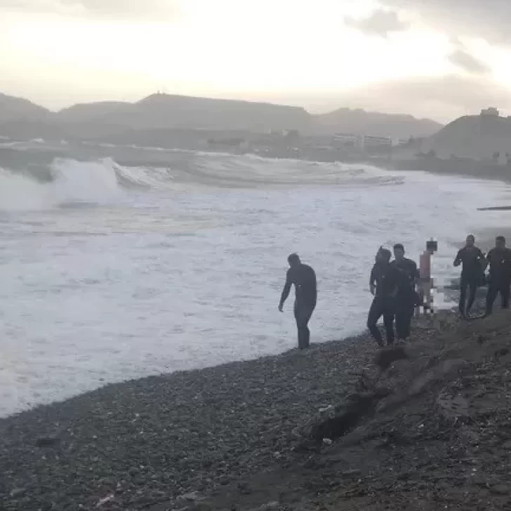 Prefectura auxilió a dos hombres que quedaron atrapados por la marejada en Comodoro Rivadavia