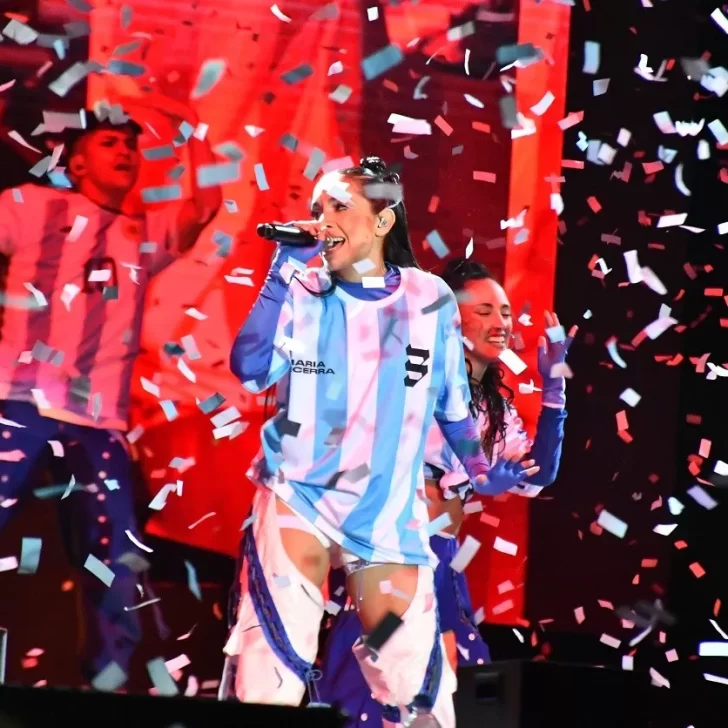 María Becerra brilló y emocionó en el Aniversario de Río Gallegos con la camiseta de argentina: las mejores fotos de la noche María Becerra brilló y emocionó en el Aniversario de Río Gallegos con la camiseta de argentina: las mejores fotos de la noche