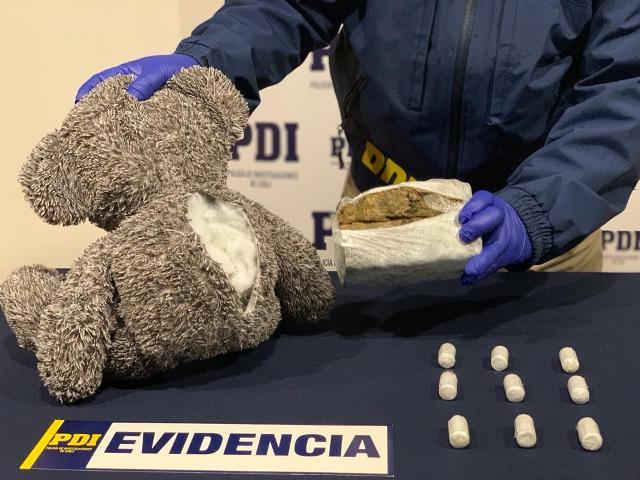 Detuvieron en Punta Arenas a un hombre que intentaba traficar droga en un oso de peluche