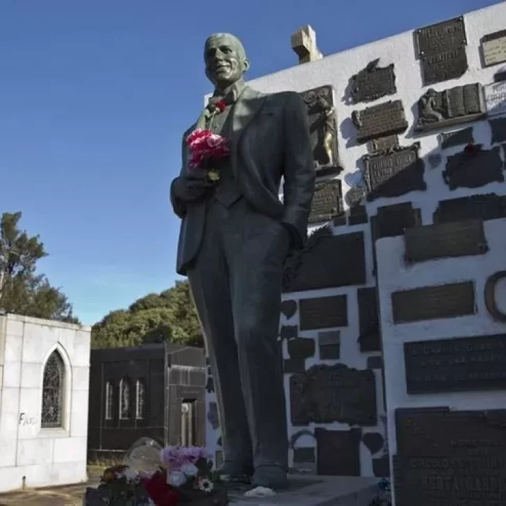 A 131 años del nacimiento de Gardel: cómo es el trabajo de restauración de su mausoleo