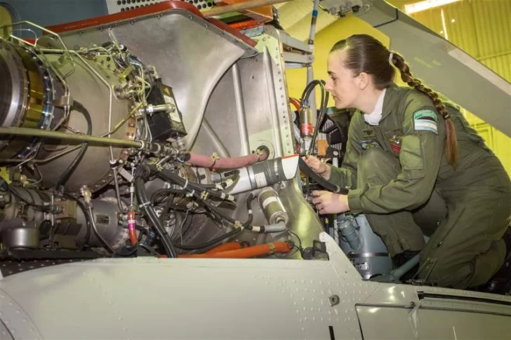 Rosana Nartovski es la primera mujer mecánica de aviación de Gendarmería