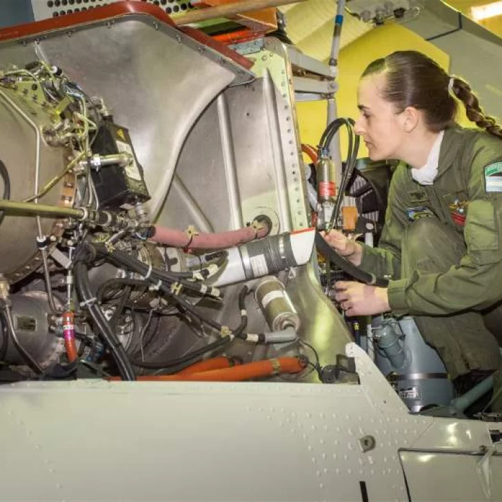 Rosana Nartovski es la primera mujer mecánica de aviación de Gendarmería