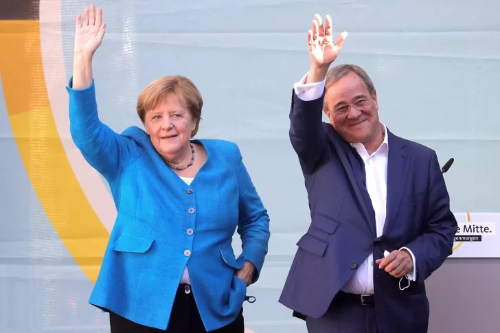Video. Uno de los candidatos para suceder a Angela Merkel cometió un insólito error cuando fue a votar