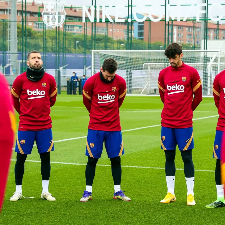 Video. Así fue el minuto de silencio con el que Messi y el Barcelona recordaron a Diego Maradona