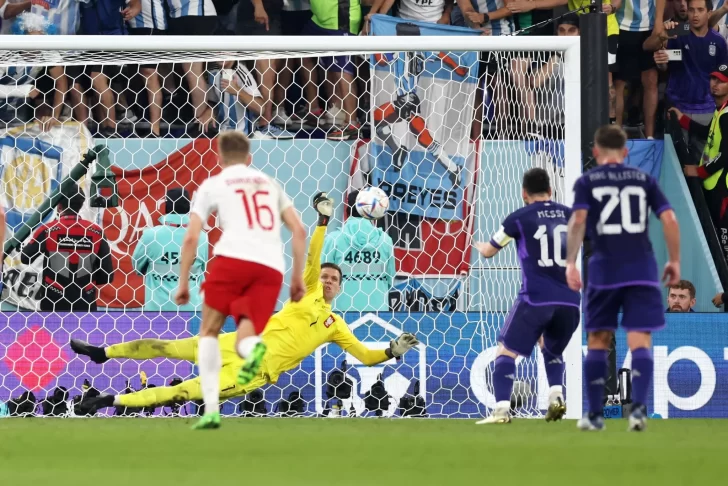 Lionel Messi falló un penal contra Polonia: la impresionante atajada a mano cambiada del arquero Szczęsny