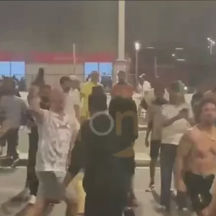 Video. Batalla campal entre hinchas argentinos y mexicanos en las calles de Qatar