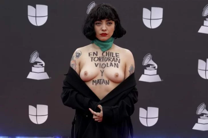 Mon Laferte mostró los pechos en los Latin Grammy para denunciar torturas, violaciones y asesinatos en Chile