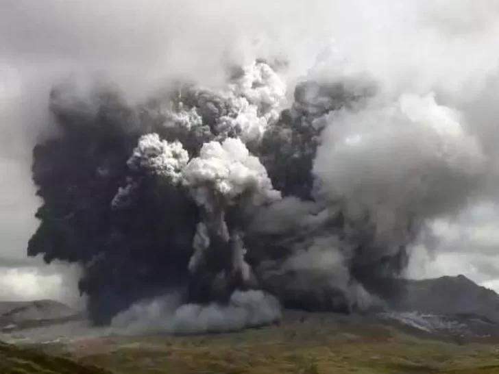 Video. El momento exacto en el que entra en erupción el volcán Monte Aso, en Japón