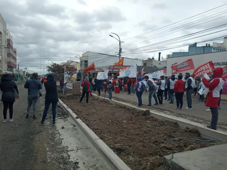 24 de marzo: realizaron acto al aire libre en Río Gallegos frente al monumento a los 30 mil desaparecidos