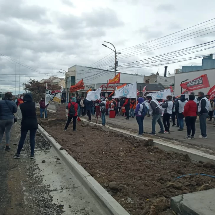 24 de marzo: realizaron acto al aire libre en Río Gallegos frente al monumento a los 30 mil desaparecidos