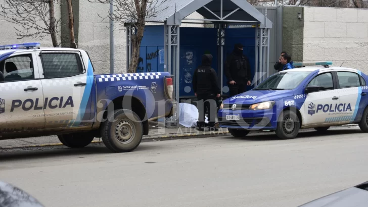 Falleció un hombre en una parada de colectivos en el centro de Río Gallegos
