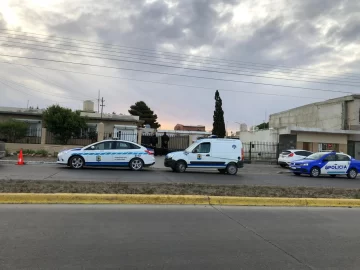 La policía asistió a un hombre en estado de crisis en el acceso norte de Caleta Olivia