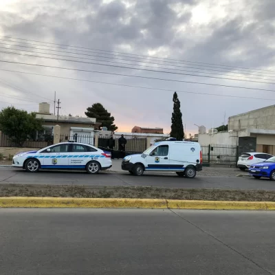 La policía asistió a un hombre en estado de crisis en el acceso norte de Caleta Olivia