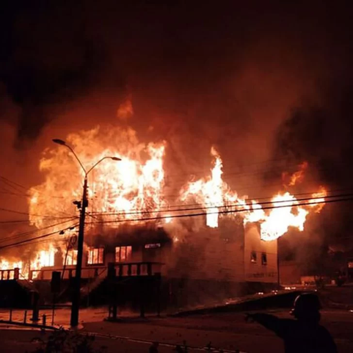 Prendieron fuego la municipalidad de Panguipulli tras el asesinato de un malabarista a manos de Carabineros