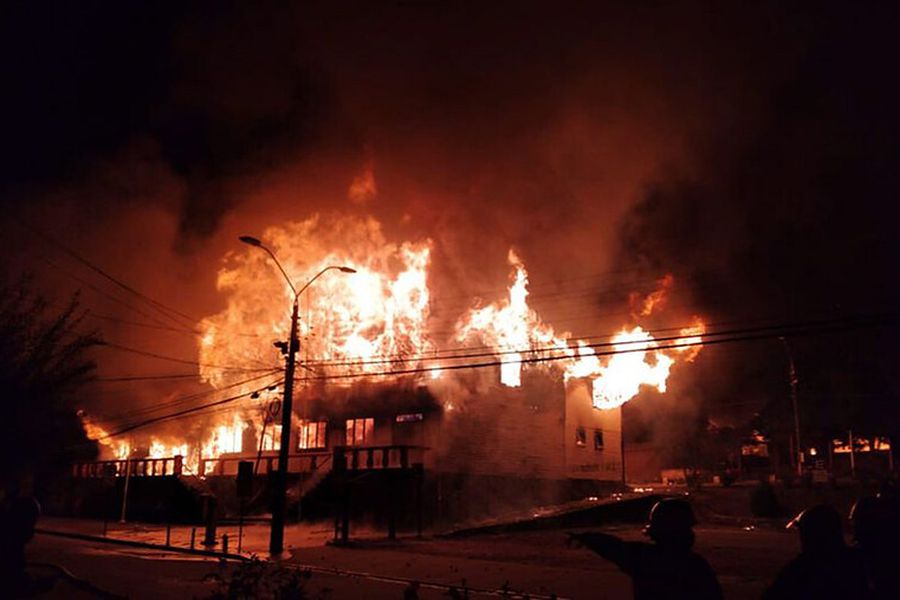 Prendieron fuego la municipalidad de Panguipulli tras el asesinato de un malabarista a manos de Carabineros