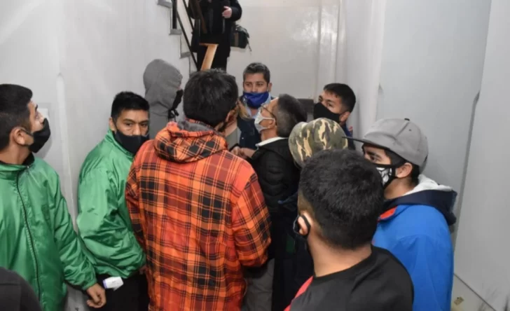 Fueron a reclamar por trabajo a la Municipalidad y denuncian que los golpearon