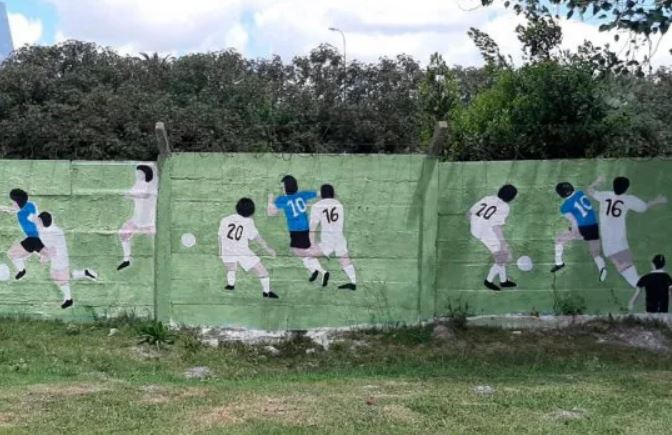 ¡Muy creativo! Mirá el original mural que hicieron los hinchas de Gimnasia por el cumpleaños de Diego Maradona