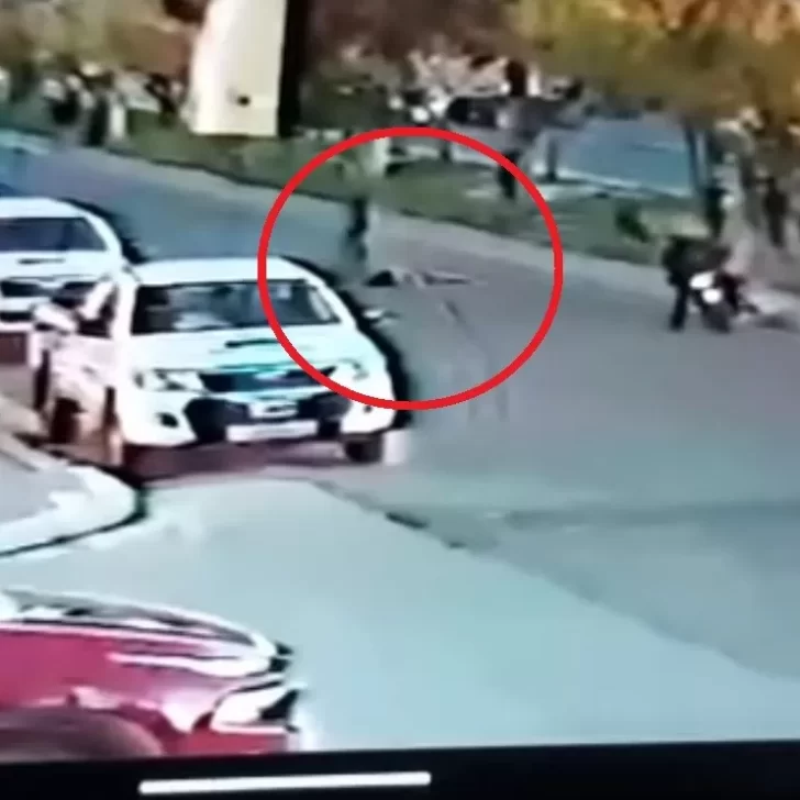 Video. Motociclista atropelló a una nena de 9 años, la dejó tirada en la calle y escaparon: todo quedó grabado