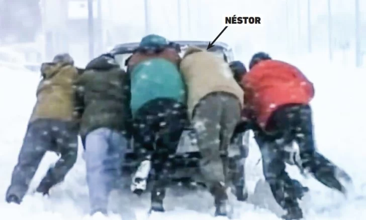El día que Néstor Kirchner ayudó a vecinos y empujó un auto en la nieve: “Ciurca, ¿podés venir a dar una mano?”