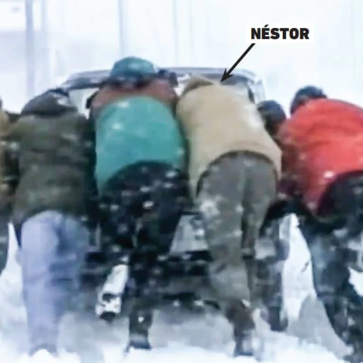El día que Néstor Kirchner ayudó a vecinos y empujó un auto en la nieve: “Ciurca, ¿podés venir a dar una mano?”