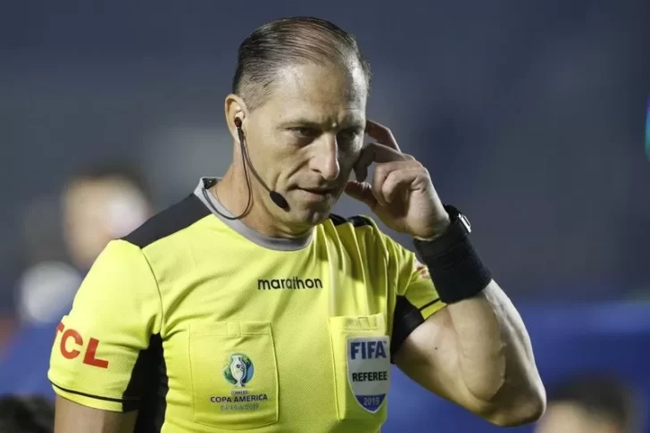 Pitana y una actitud repudiada: El reconocido árbitro echó a empujones de la cancha a un jugador