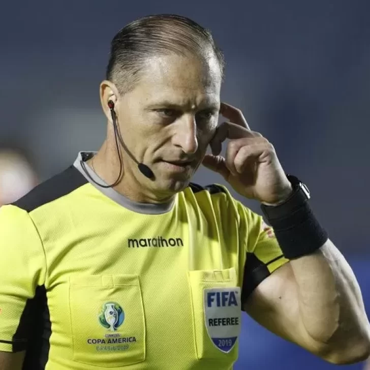 Pitana y una actitud repudiada: El reconocido árbitro echó a empujones de la cancha a un jugador