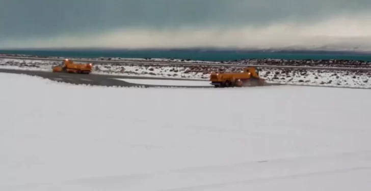 Videos. Así limpiaban la nieve en la pista del aeropuerto de El Calafate