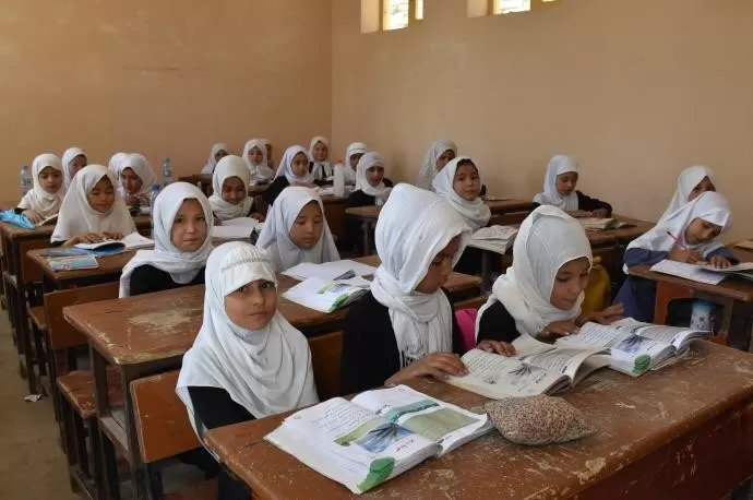 Talibanes “pronto” permitirán el regreso de adolescentes mujeres a la escuela secundaria