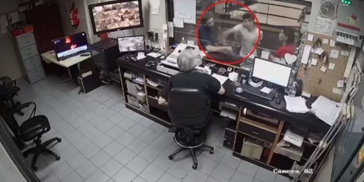 Se conoció un nuevo video del playero noqueado en un estacionamiento