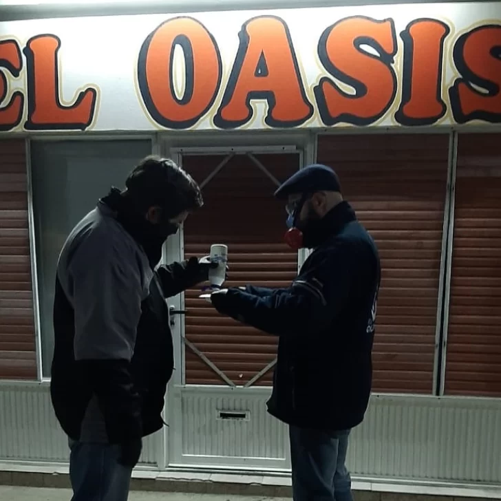 Increíble: una empleada de una verdulería tuvo Covid y su dueño decidió seguir atendiendo con normalidad