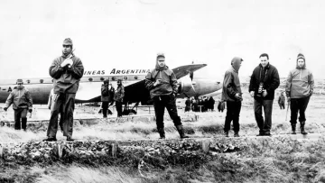 Operativo Cóndor: 18 jóvenes, un avión que no llegó a Río Gallegos y 7 banderas argentinas izadas en las Malvinas Operativo Cóndor: 18 jóvenes, un avión que no llegó a Río Gallegos y 7 banderas argentinas izadas en las Malvinas
