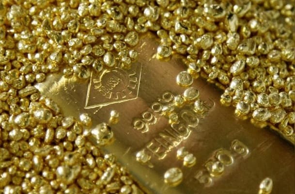 Precio del oro: crece gracias a la depreciación del dólar