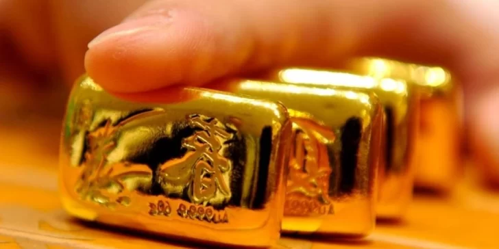 Oro cae levemente tras alcanzar su máximo precio en 7 años