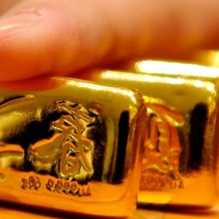 Oro cae levemente tras alcanzar su máximo precio en 7 años